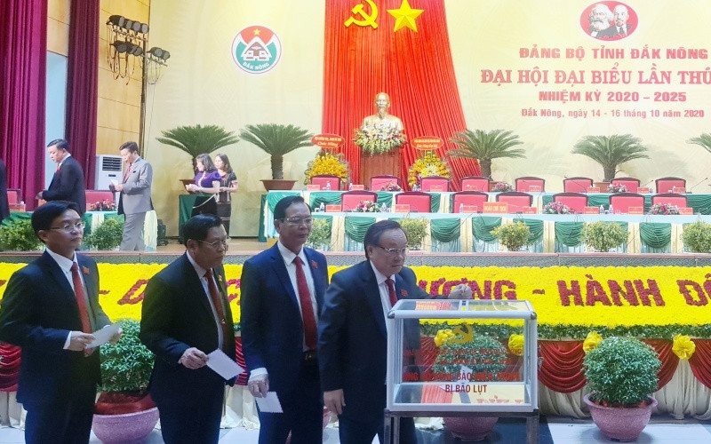 Đại biểu dự Đại hội quyên góp ủng hộ đồng bào miền trung bị thiên tai lũ lụt. bemac-1602834707245.jpg