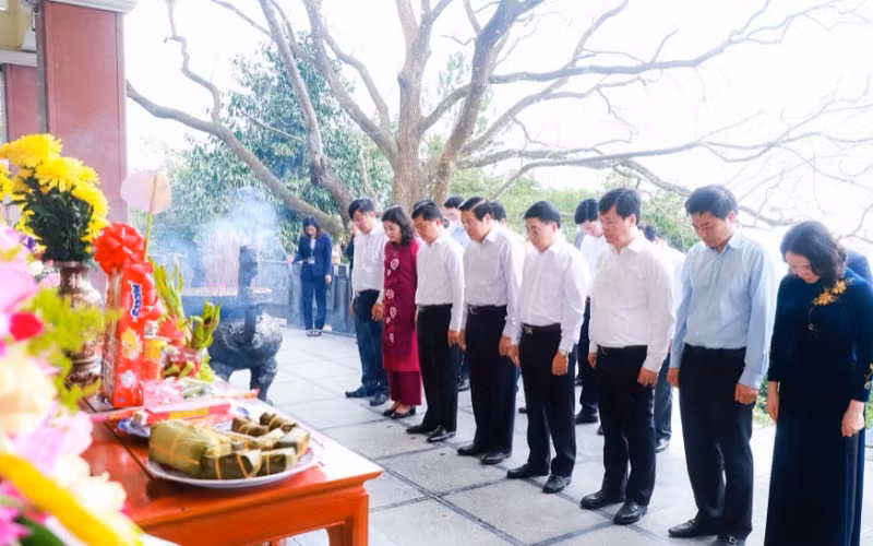 Đồng chí Phan Đình Trạc cùng các đại biểu thành kính dâng hoa, dâng hương tưởng niệm trước Mộ bà Hoàng Thị Loan - thân mẫu Chủ tịch Hồ Chí Minh. (Ảnh: Thành Duy)