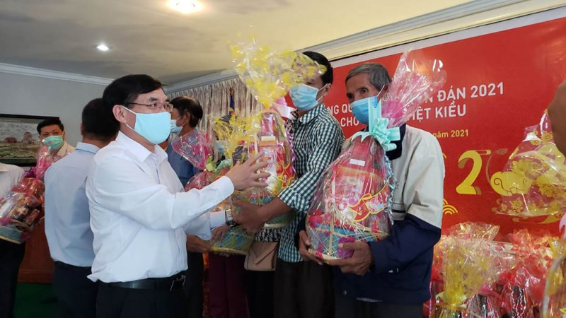 Tặng quà Tết cho bà con gốc Việt Nam tại Phnom Penh. a3.jpg -0