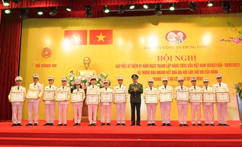 Bộ trưởng Tô Lâm trao Huy hiệu 40 năm tuổi Đảng và Huy hiệu 30 năm tuổi Đảng tặng 14 đảng viên.