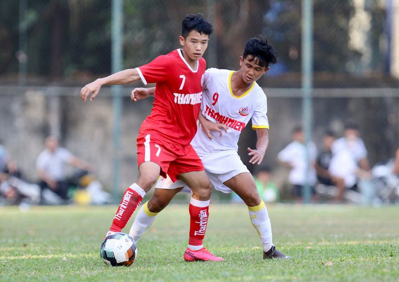 Khi bị dẫn trước , U19 PVF bắt đầu dồn sức tấn công. (Ảnh: VFF)