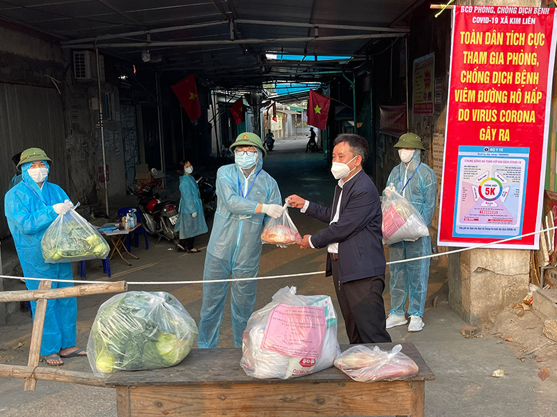 Giám đốc Sở Nông nghiệp và Phát triển nông thôn Trần Văn Quân bàn giao lương thực, thực phẩm hỗ trợ nhân dân xã Kim Liên ở vùng cách ly y tế. Thần tốc dập dịch ở Kim Thành -0
