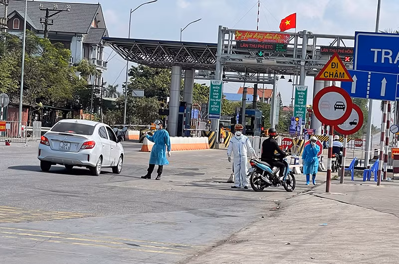Chốt kiểm soát dịch bệnh ở thị trấn Phú Thái, huyện Kim Thành, cửa ngõ vào thị xã Kinh Môn.