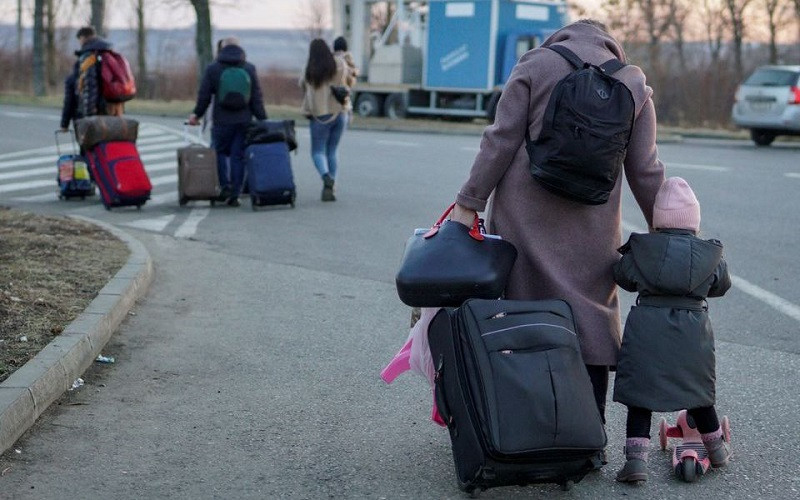 Người dân Ukraine đi lánh nạn tại Suceava, Romania, ngày 24/2/2022. (Ảnh: Inquam/REUTERS)