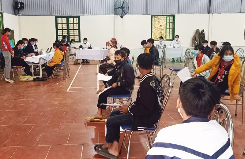 Tỉnh Lào Cai đẩy mạnh tiêm vaccine cho học sinh từ 12-17 tuổi để phòng Covid-19.