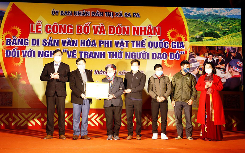 Đón nhận Bằng Di sản văn hóa phi vật thể quốc gia đối với “Nghề vẽ tranh thờ người Dao Đỏ”của Bộ Văn hóa, Thể thao và Du lịch. Khu du lịch quốc gia Sa Pa đón du khách nước ngoài “xông đất” năm mới 2022 -0