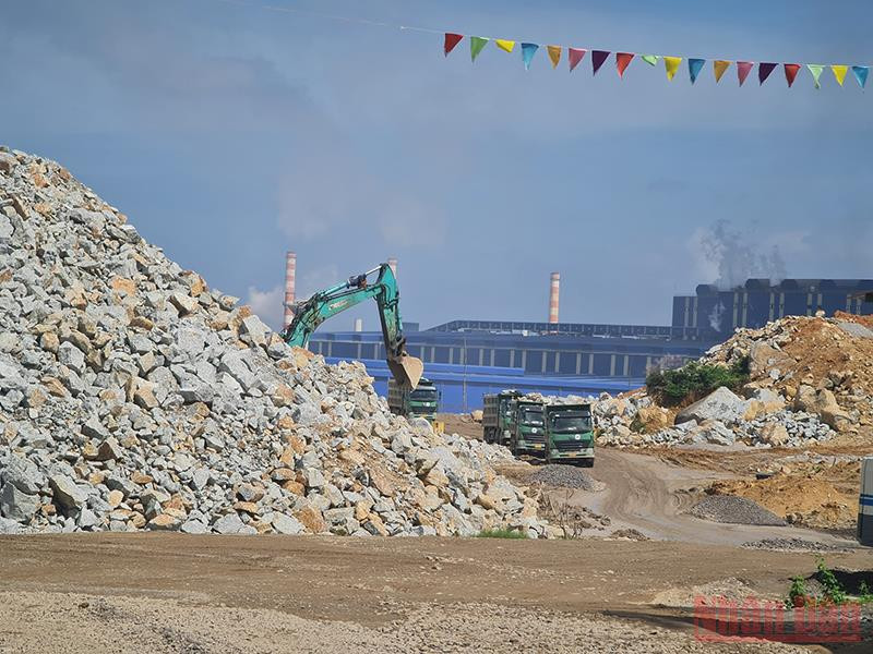 Xe tải đổ đầy đất đá “án binh bất động” trong công trường thép Hòa Phát Dung Quất. Quyết liệt xử lý xe quá tải hoạt động tại Dung Quất -0