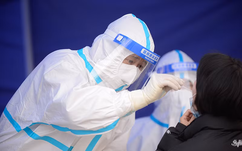 Nhân viên y tế lấy mẫu xét nghiệm Covid-19 tại Trung Quốc ngày 2/11/2021. (Ảnh: THX/TTXVN)