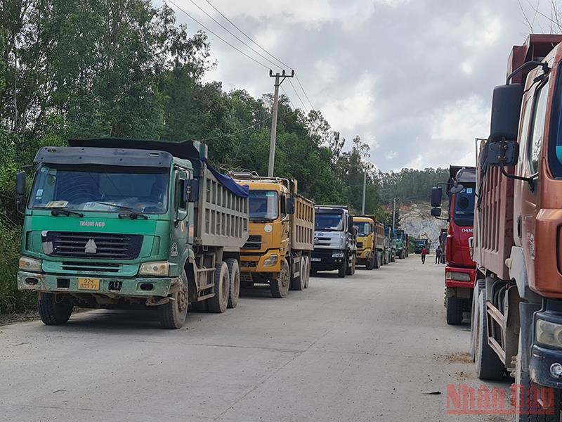 Hàng loạt xe tải đứng yên tại khu vực mỏ khi thấy bóng dáng lực lượng chức năng. Quyết liệt xử lý xe quá tải hoạt động tại Dung Quất -0