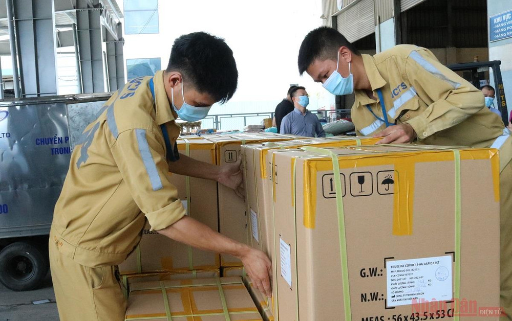 Sản phẩm được vận chuyển lên Sân bay Nội Bài sáng 9/7 để kịp thời chuyển vào TP Hồ Chí Minh. Công ty Medicon trao tặng 100.000 bộ kit test nhanh kháng nguyên cho TP Hồ Chí Minh -0