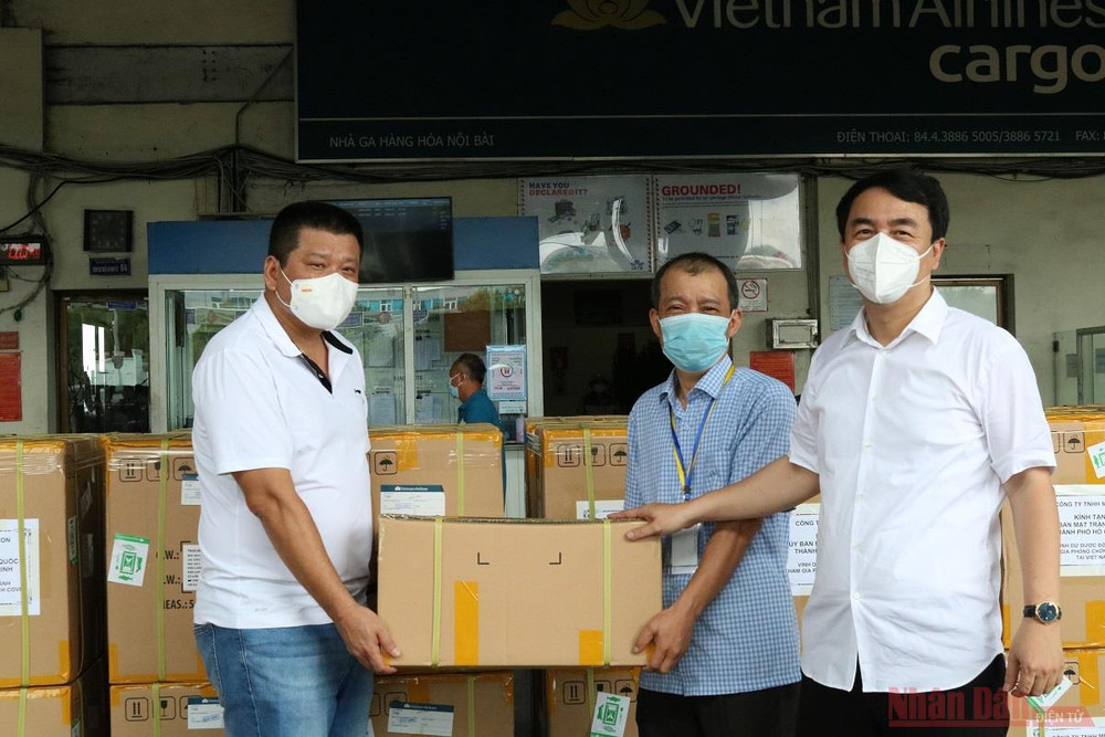 Ông Nguyễn Ngọc Thanh, Trưởng Ban Nhân Dân điện tử nhận bộ kit xét nghiệm từ ông Đào Đình Khôi, Giám đốc Công ty TNHH Medicon để chuyển tặng cho TP Hồ Chí Minh. Công ty Medicon trao tặng 100.000 bộ kit test nhanh kháng nguyên cho TP Hồ Chí Minh -0