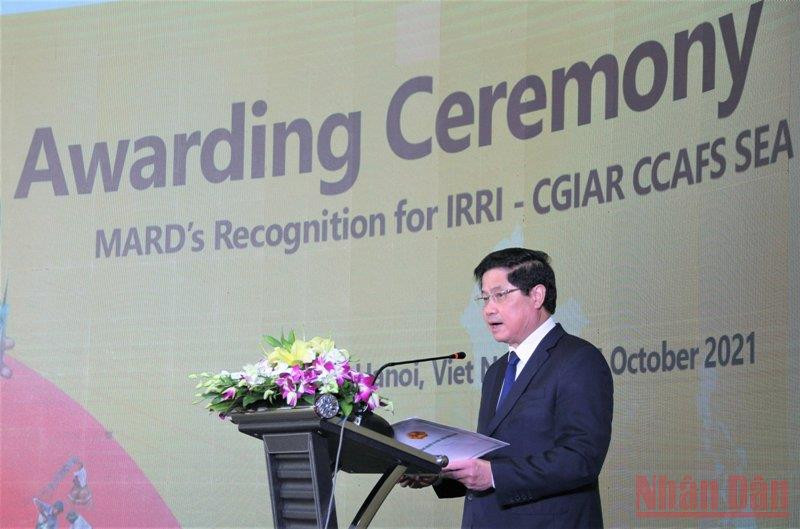 Thứ trưởng Nông nghiệp và Phát triển nông thôn Lê Quốc Doanh phát biểu tại buổi lễ. Nông nghiệp đạt được những kết quả tích cực trong ứng phó biến đổi khí hậu -0