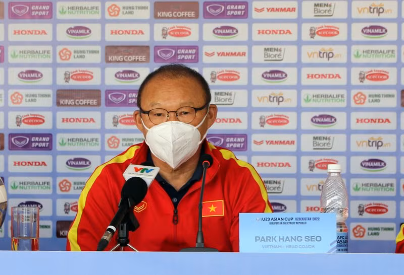 Huấn luyện viên Park Hang-seo phát biểu tại buổi họp báo chiều 26/10. (Ảnh: VFF)