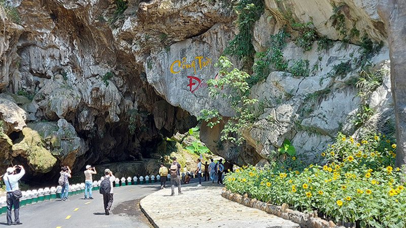Du khách tham quan, trải nghiệm tại Khu du lịch sinh thái Cổng trời Đông Giang. Quảng Nam đón hơn 200 nghìn lượt khách đến tham quan, lưu trú -0