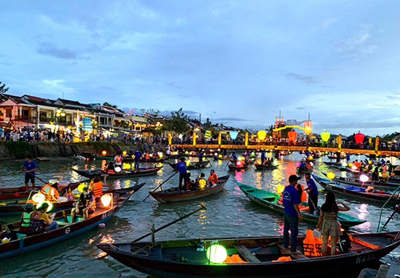 Du khách trải nghiệm trên sông Hoài (Hội An). Quảng Nam đón hơn 200 nghìn lượt khách đến tham quan, lưu trú -0
