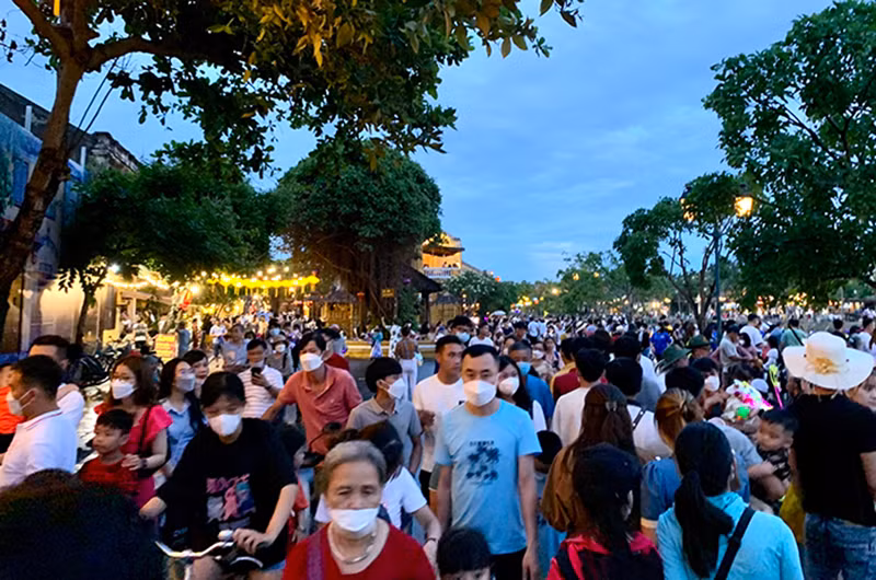Đông đảo du khách đến tham quan Hội An trong dịp nghỉ lễ 30/4 và 1/5.