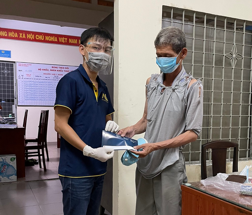 Không bị xử phạt vì ném vỡ kính, ông N.T.D còn được công ty Mekong Nam Á tặng một phần tiền hỗ trợ ông vượt qua mùa dịch. Nghĩa cử đẹp phía sau hàng nghìn suất cơm cho người cơ nhỡ -0