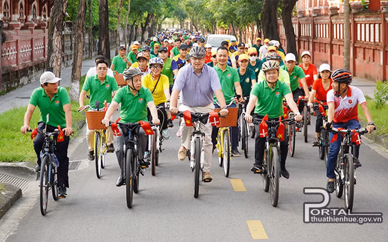 Đại sứ Đan Mạch tại Việt Nam Kim Hojlund Christensen cùng lãnh đạo tỉnh Thừa Thiên Huế tham dự sự kiện đạp xe. (Ảnh: thuathienhue.gov.vn)