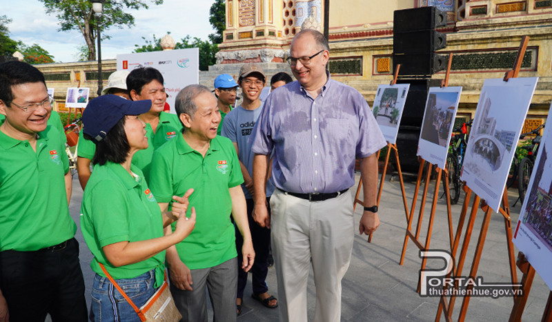 Đại sứ Đan Mạch tại Việt Nam giới thiệu về triển lãm. (Ảnh: thuathienhue.gov.vn) Huế: “Đạp xe - Câu chuyện về lộ trình xanh” -0