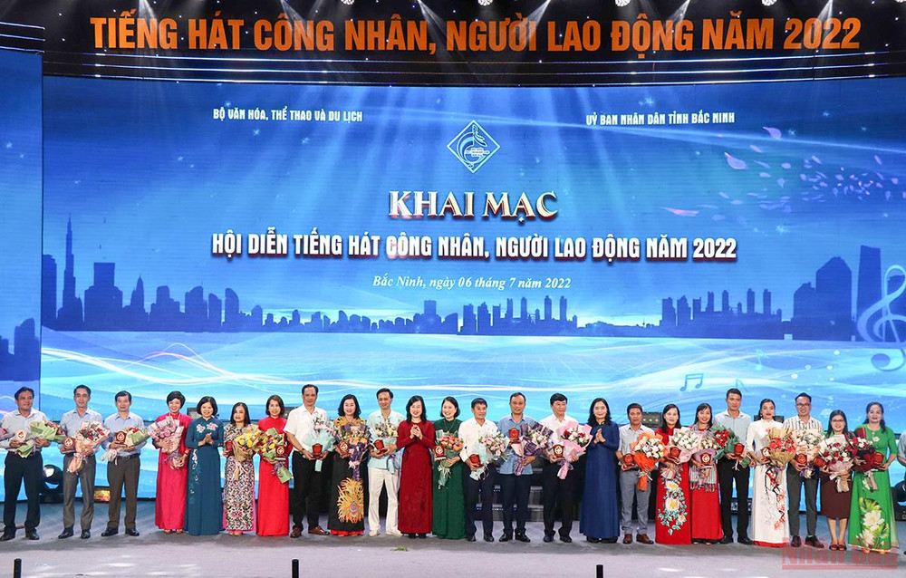 Ban Tổ chức trao hoa cho các đoàn dự thi. Khai mạc Hội diễn “Tiếng hát công nhân, người lao động năm 2022” -0