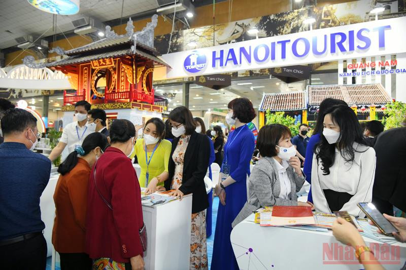 Khách hàng tới tìm hiểu các tour du lịch tại VITM (Ảnh: Thành Đạt) VITM 2022: Cơ hội để du lịch có bứt phá mới, đẳng cấp mới trong phát triển -0