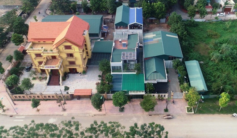Toàn bộ khu nhà mái xanh (bên phải) được cấp giấy CNQSDĐ sai quy định, xây dựng sai quy hoạch, không có giấy phép xây dựng vẫn ngang nhiên tồn tại giữa TP Hòa Bình. Chuyển cơ quan điều tra vụ sai pham đất đai tại TP Hòa Bình -0
