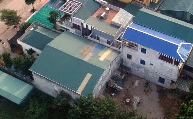 Khu nhà kiên cố được cấp giấy CNQSDĐ sai quy định, xây dựng sai quy hoạch, không có giấy phép xây dựng vẫn ngang nhiên tồn tại giữa TP Hòa Bình.