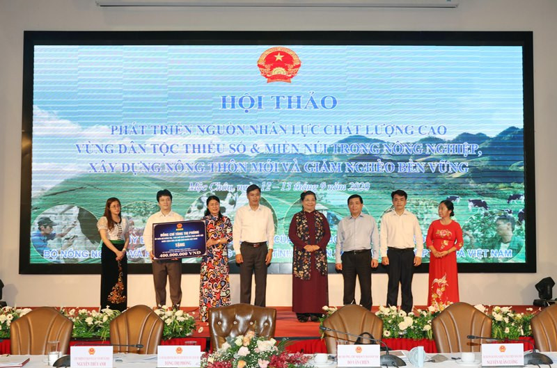 Phó Chủ tịch Quốc hội Tòng Thị Phóng và Bộ Kế hoạch và Đầu tư trao tặng nhà lớp học cho một điểm trường của huyện Sốp Cộp (Sơn la). Phát triển nguồn nhân lực chất lượng cao vùng dân tộc thiểu số và miền núi -0