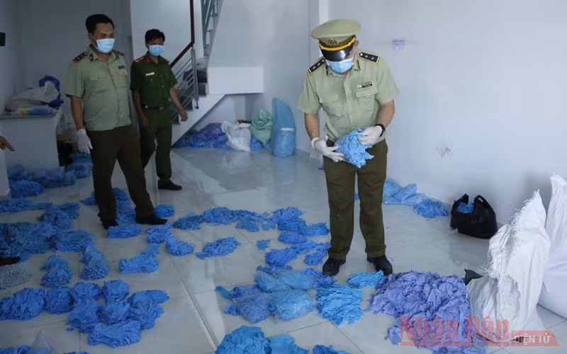 Phát hiện cơ sở tái chế số lượng lớn găng tay và đồ bảo hộ y tế đã qua sử dụng -0