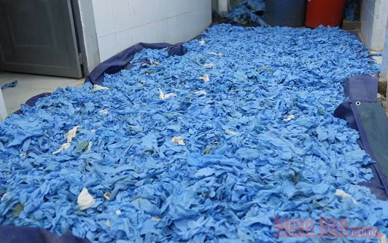 Số lượng lớn đồ bảo hộ y tế đã qua sử dụng.