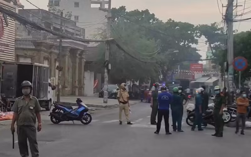 Lực lượng chức năng phong toả hiện trường nơi xảy ra vụ cháy.