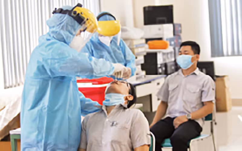 Lấy mẫu xét nghiệm Covid-19 cho công nhân Công ty TNHH Kim may Organ Việt Nam đóng tại Khu chế xuất Tân Thuận (quận 7).