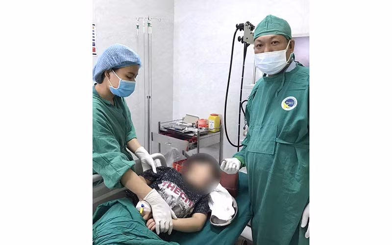 Gắp thành công đồng xu chắn ngang nắp thực quản cho bé trai 8 tuổi.