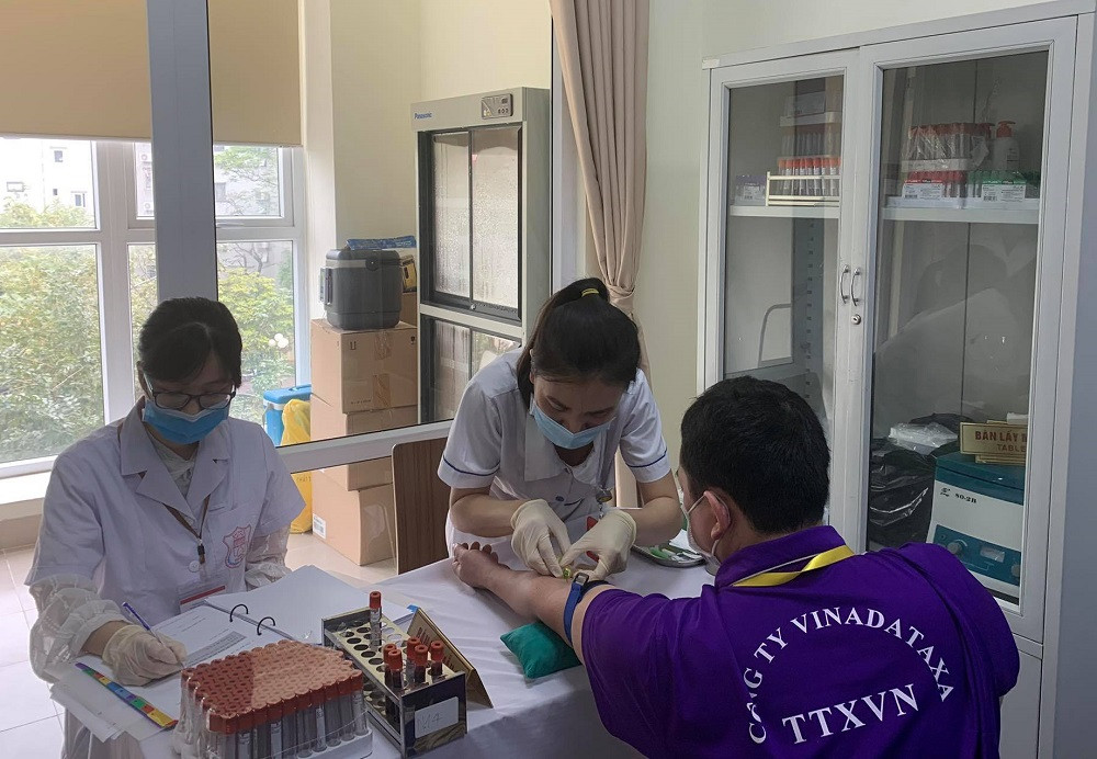 Các tình nguyện viên được khám sàng lọc sức khỏe trước khi tiêm. IVAC mua bảo hiểm y tế 40 tỷ đồng cho toàn bộ đối tượng tiêm thử nghiệm -0