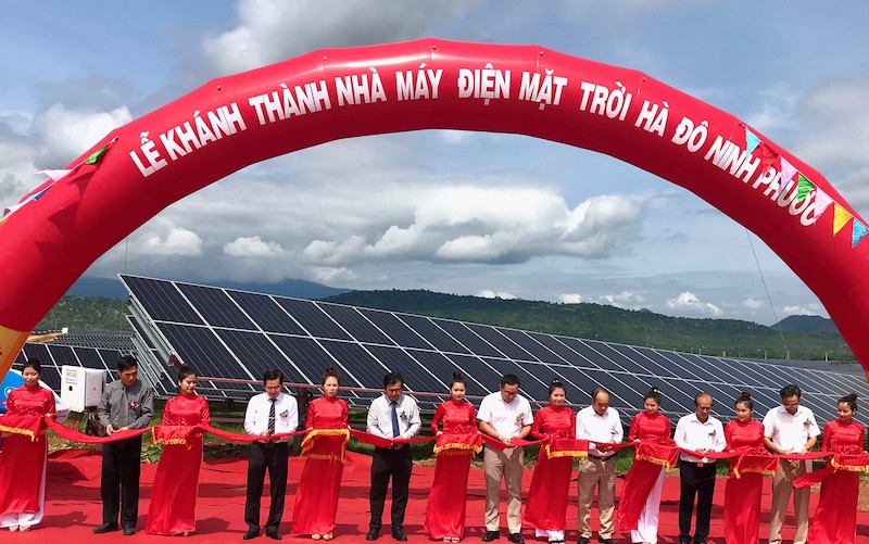 Lãnh đạo tỉnh Ninh Thuận cùng nhà đầu tư, nhà thầu cắt băng khánh thành dự án.