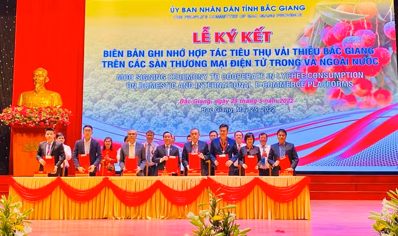 Đại diện Tập đoàn Central Retail ký kết tiêu thụ sản phẩm vài thiều Bắc Giang.