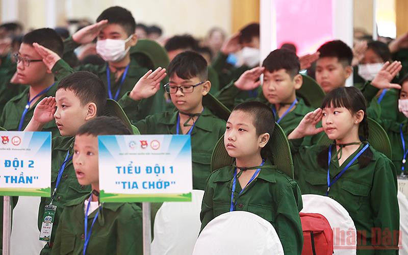 Chiến sĩ “nhí” được chia thành nhiều tiểu đội để điểm danh, kiểm quân số.