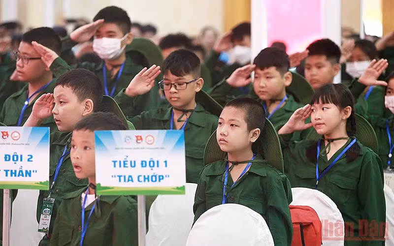 Chiến sĩ “nhí” được chia thành nhiều tiểu đội để điểm danh, kiểm quân số.