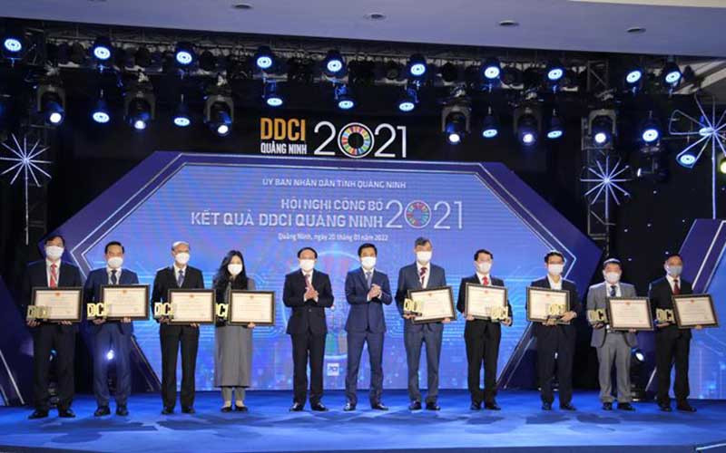 Ủy ban nhân dân tỉnh Quảng Ninh trao chứng nhận kết quả DDCI Quảng Ninh 2021 cho các sở, ngành và địa phương.