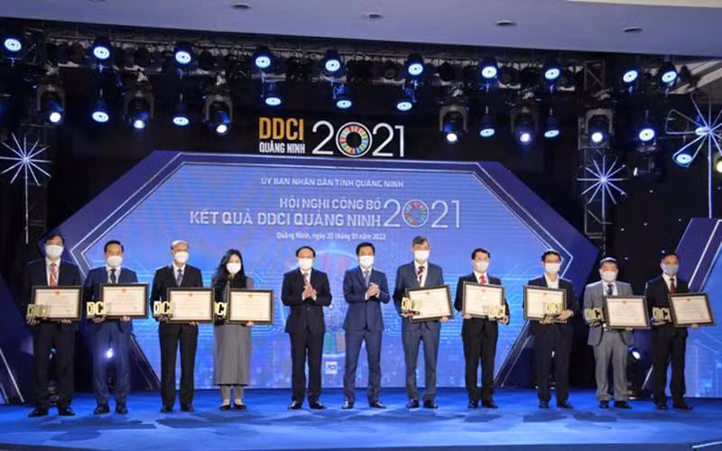 Ủy ban nhân dân tỉnh Quảng Ninh trao chứng nhận kết quả DDCI Quảng Ninh 2021 cho các sở, ngành và địa phương.