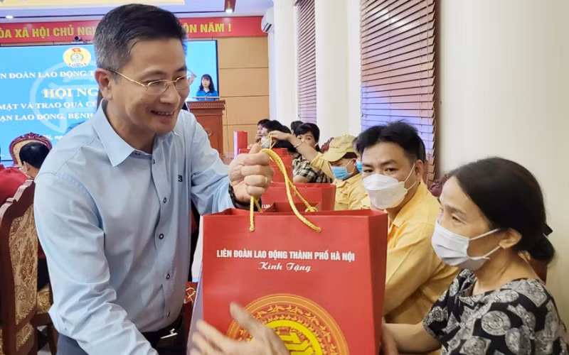 Lãnh đạo Liên đoàn Lao động TP Hà Nội trao quà hỗ trợ các công nhân bị tai nạn lao động nặng.