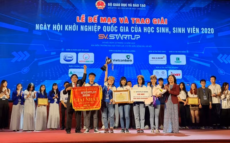 Nhóm dự án "Phế phẩm nông nghiệp - Tài nguyên giấy bao bì" của Trường đại học Sư phạm TP Hồ Chí Minh nhận giải nhất cuộc thi "Học sinh, sinh viên với ý tưởng khởi nghiệp". Ảnh: TUYẾT NHUNG