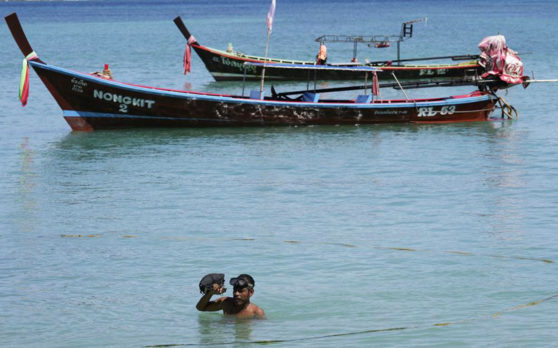 Ông Somsak như nhiều người dân Phuket đang kỳ vọng vào mô hình "hộp cát" (Ảnh: AP) Cứu vãn ngành du lịch, Thái Lan đặt cược vào mô hình “hộp cát Phuket” -0