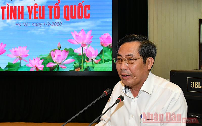 Tổng Biên tập Thuận Hữu phát biểu tại buổi giới thiệu sách. Báo Nhân Dân giới thiệu cuốn sách “Vì sự thật lịch sử, vì tình yêu Tổ quốc” -0