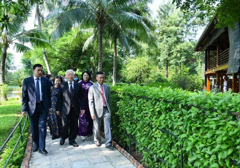 Tổng Bí thư, Chủ tịch nước Nguyễn Phú Trọng cùng Phó Chủ tịch nước Đặng Thị Ngọc Thịnh và nguyên Phó Chủ tịch nước Trương Mỹ Hoa thăm Khu Di tích Chủ tịch Hồ Chí Minh tại Phủ Chủ tịch. Tổng Bí thư, Chủ tịch nước Nguyễn Phú Trọng dâng hương, tưởng niệm Chủ tịch Hồ Chí Minh tại Nhà 67 -0