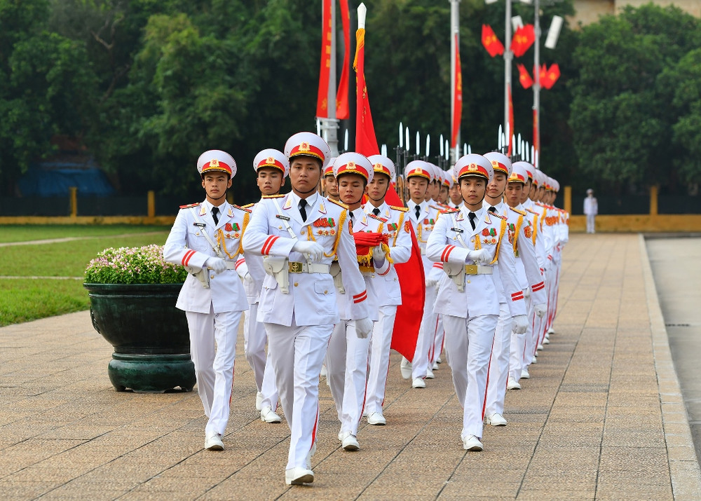Đội hình tiêu binh gồm 37 chiến sĩ. Dẫn đầu là Quân kỳ quyết thắng, sau đó là 34 đồng chí tượng trưng cho 34 chiến sĩ đầu tiên của Quân đội nhân dân Việt Nam. Thiêng liêng nghi lễ thượng cờ tại Quảng trường Ba Đình -0