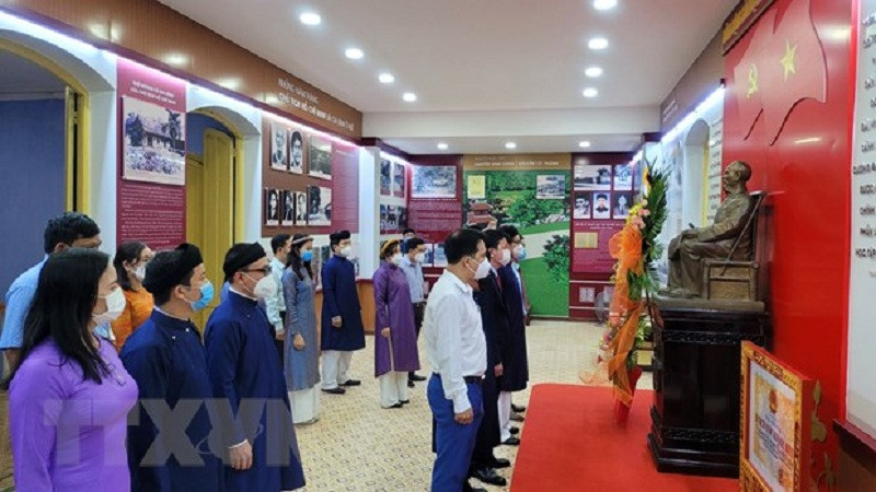 Các đại biểu dâng hoa tưởng niệm Chủ tịch Hồ Chí Minh tại Nhà lưu niệm Bác Hồ và truyền thống Trường Quốc Học Huế. (Ảnh: Tường Vi/TTXVN) Theo dấu chân thuở niên thiếu của Chủ tịch Hồ Chí Minh ở xứ Huế -0