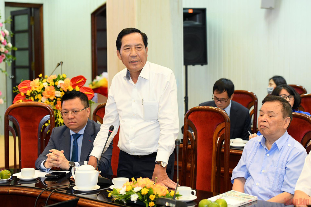 Đồng chí Thuận Hữu, nguyên Tổng Biên tập Báo Nhân Dân, bày tỏ sự tự hào về Nhân Dân hằng tháng. Nhân dân hàng tháng - 25 năm và hành trình của Đẹp -0