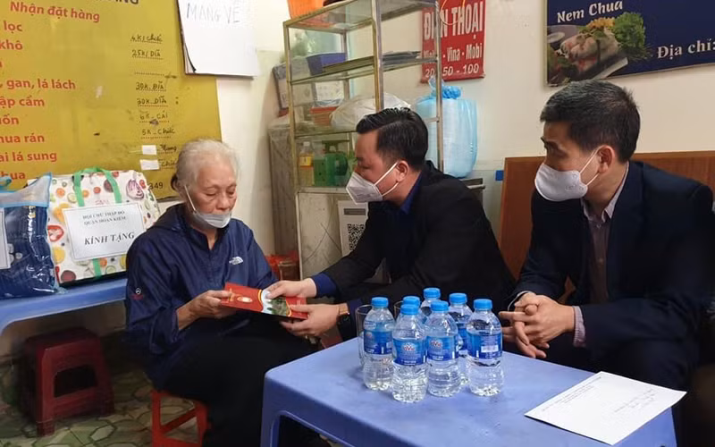 Phó Chủ tịch Ủy ban MTTQ TP Hà Nội Nguyễn Sỹ Trường và lãnh đạo UBND quận Hoàn Kiếm thăm hỏi, động viên gia đình chị Vũ Hồng Trang ở phường Cửa Đông, quận Hoàn Kiếm.