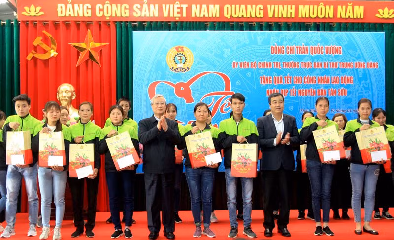 Đồng chí Trần Quốc Vượng trao quà Tết cho công nhân lao động Nhà máy May Tân Đệ 6.